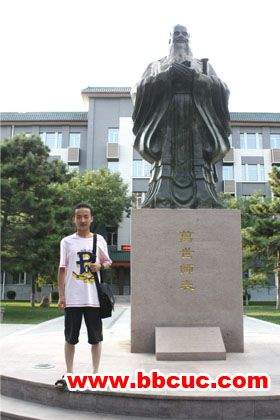 播音班学员叶茂在中国传媒大学孔子像前